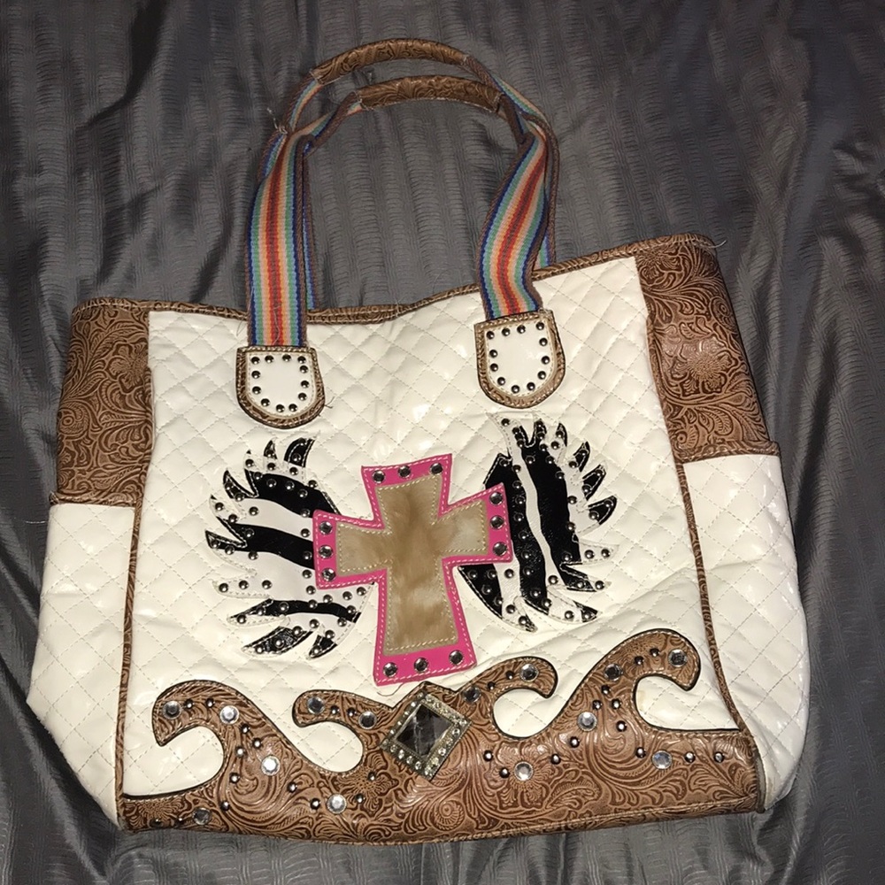 Vinyl purse with pockets in the inside and zipper